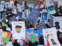 Aksi Melukis Massal Kampanyekan Kesehatan Mental di Surabaya