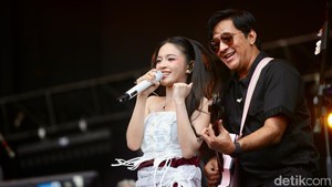 Andre tampil bersama The Girls di Boss Stage. Andre Taulany and the Girls membuka panggung dengan lagu Teman Tapi Mesra dari Duo Maia.