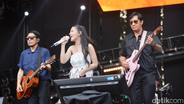 Komedian sekaligus musisi Andre Taulany tampil pada hari kedua Pestapora yang berlangsung di JIEXPO Kemayoran, Jakarta, Sabtu (21/9/2024).