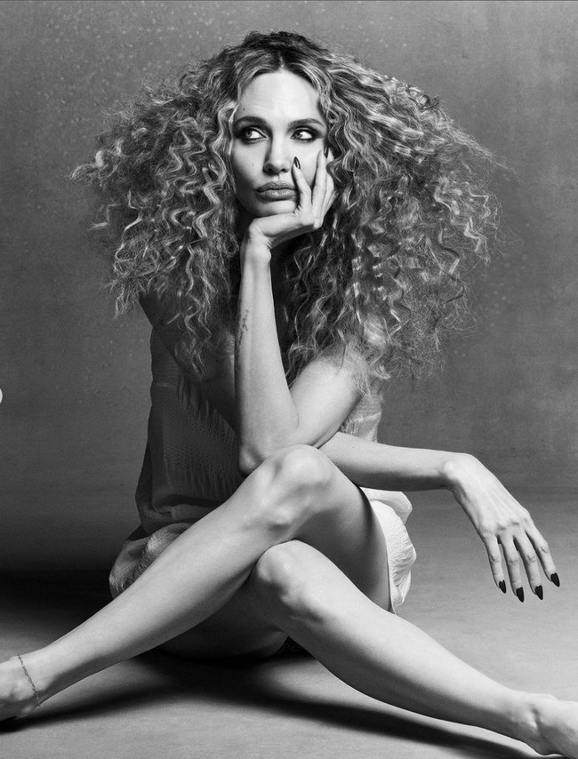 Dalam salah satu foto, mantan istri aktor Brad Pitt ini pose duduk bersila dengan gaun sutra dan manikur hitam runcing. Foto: Dok. CR Fashion Book