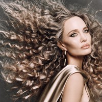 Masih dengan gaya riasan andalannya, ibu enam anak ini mempesona dalam sapuan makeup yang fokus di area mata, alis tebal dan lipstik nude. Foto: Dok. CR Fashion Book