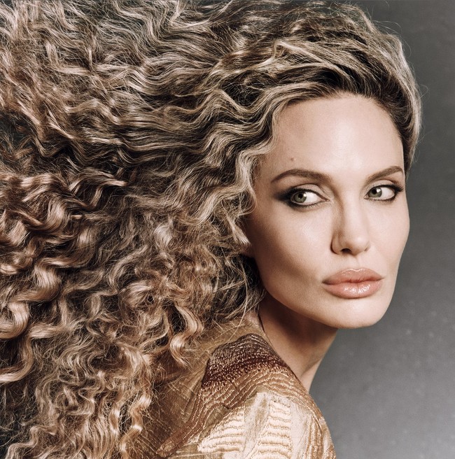 Makeup warna-warna muted ini semakin mengaksentuasi tulang pipinya yang tegas, mata besar dan bibir seksi bervolume. Foto: Dok. CR Fashion Book