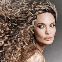 Makeup warna-warna muted ini semakin mengaksentuasi tulang pipinya yang tegas, mata besar dan bibir seksi bervolume. Foto: Dok. CR Fashion Book