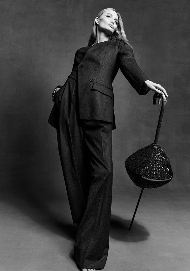 Foto lain menunjukkan Jolie tampil dengan rambut lurus, mengenakan rompi dan celana panjang, ditambah tongkat anggun dari koleksi Elsa Schiaparelli. Foto: Dok. CR Fashion Book