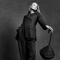 Foto lain menunjukkan Jolie tampil dengan rambut lurus, mengenakan rompi dan celana panjang, ditambah tongkat anggun dari koleksi Elsa Schiaparelli. Foto: Dok. CR Fashion Book