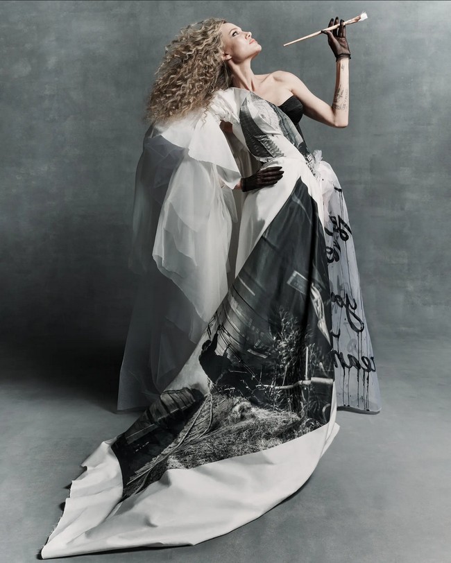 Di foto lainnya, dia dengan sorot mata menatap kamera mengenakan jaket Atelier Jolie beraksen bordir. Foto: Dok. CR Fashion Book