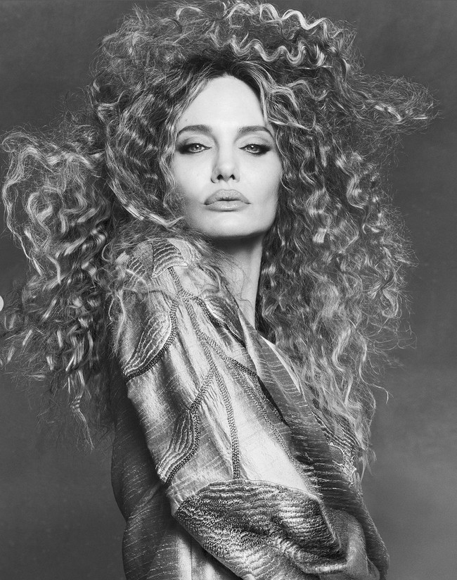 Penampilan bintang film ‘Maria’ ini nyaris tak dikenali dengan rambut pirang yang ditata keriting.  Foto: Dok. CR Fashion Book