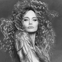 Penampilan bintang film ‘Maria’ ini nyaris tak dikenali dengan rambut pirang yang ditata keriting.  Foto: Dok. CR Fashion Book