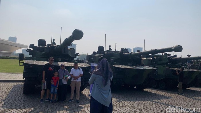 Antusiasme warga melihat pameran alutsista di Monas. Pameran ini merupakan rangkaian acara perayaan HUT ke-79 TNI (Mulia/detikcom)