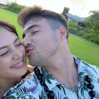 “Jadi, sesuatu baru terjadi. Dan kami ingin berbagi kepada kalian semua. Ya, kami bertunangan,” ungkap Tyler. Foto: dok. Instagram