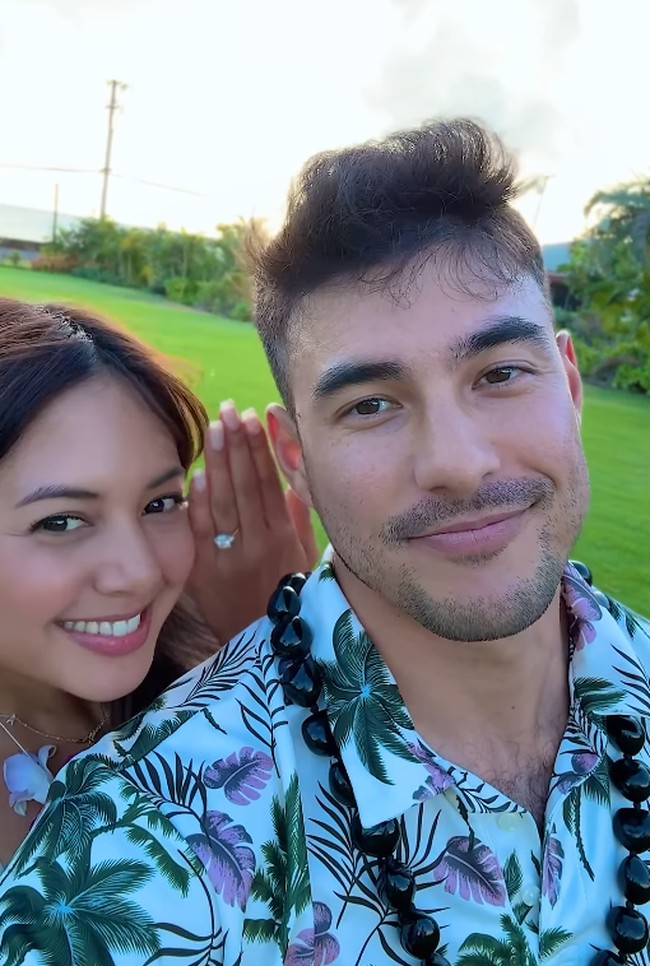 Aurelie Moeremans dilamar oleh kekasihnya, Tyler Bigenho, saat berlibur di Hawaii. Setelah tiga bulan go publik, pasangan ini memutuskan untuk melangkah ke jenjang yang lebih serius. Foto: Instagram: @aurelie