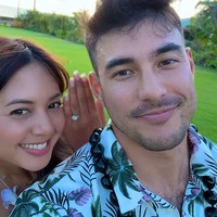 Aurelie Moeremans dilamar oleh kekasihnya, Tyler Bigenho, saat berlibur di Hawaii. Setelah tiga bulan go publik, pasangan ini memutuskan untuk melangkah ke jenjang yang lebih serius. Foto: Instagram: @aurelie