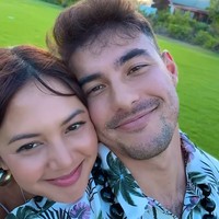 Aktris Aurelie Moeremans baru saja mengumumkan momen membahagiakan dalam hidupnya. Pada Sabtu (21/9/2024), Aurelie mengungkap bahwa sang kekasih, Tyler Bigenho telah melamarnya. Foto: Instagram: @aurelie