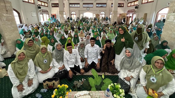 Ayep dan Bobby saat bertemu dengan warga