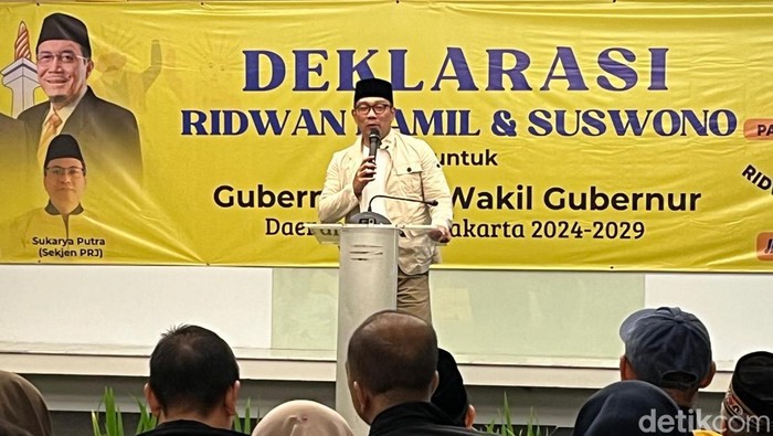 Bacagub Jakarta Ridwan Kamil (RK) menerima dukungan dari relawan Pasukan RIDO Jakarta (PRJ). RK ditemani oleh Ketua Tim Pemenangan RIDO, Ahmad Riza Patria. (Rumondang N/detikcom)