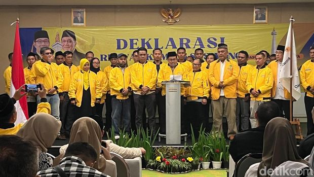 Bacagub Jakarta Ridwan Kamil (RK) menerima dukungan dari relawan Pasukan RIDO Jakarta (PRJ). RK ditemani oleh Ketua Tim Pemenangan RIDO, Ahmad Riza Patria. (Rumondang N/detikcom)