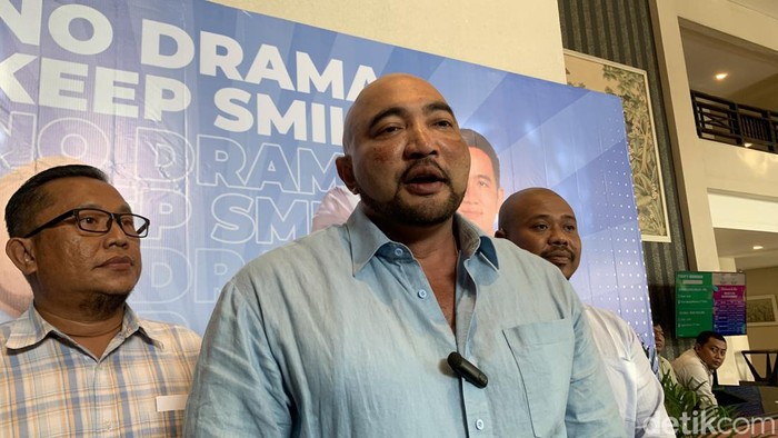 Bakal calon gubernur Bali, Made Muliawan Arya alis De Gadjah memberi keterangan seusai rapat konsolidasi dengan Tim Pemenangan Mulia-PAS di Sanur, Denpasar, Sabtu (21/9/2024).
