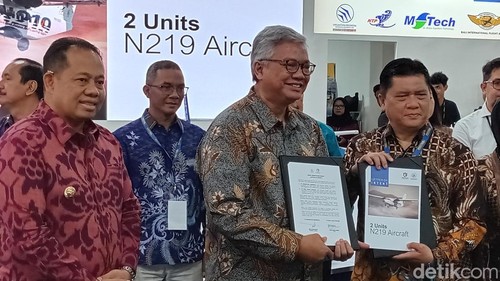 Bappenas dan PT DI teken perjanjian kerja sama pengembangan ekosistem industri penerbangan untuk Bali utara di hanggar Bandara I Gusti Ngurah Rai, Sabtu (21/9/2024). (Foto: Aryo Mahendro/detikBali)