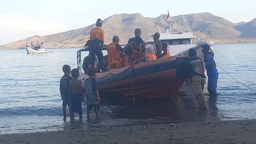 Basarnas Maumere pos Lembata sedang melakukan pencarian nelayan hilang, Sabtu (21/9/2024). (istimewa)