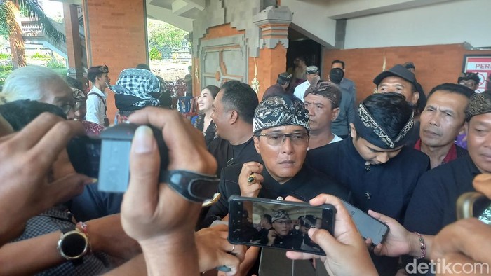Bupati Badung Nyoman Giri Prasta ditemui seusai menyerahkan dana BKK kepada kelompok masyarakat di Buleleng, Sabtu (21/9/2024).