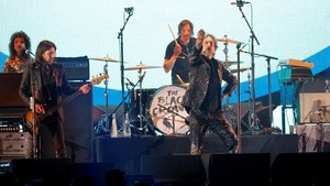 Chris Robinson dari The Black Crowes juga berhasil membakar semangat penonton dengan penampilan rock yang khas dan penuh nostalgia.