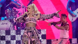 Tidak kalah menarik, Gwen Stefani memukau penonton dengan hits-hits andalannya, menjadikan festival tersebut salah satu acara musik paling dinantikan tahun ini.