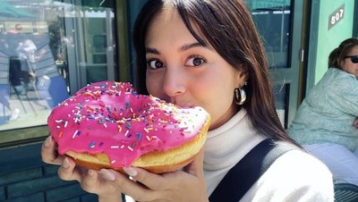 Cantiknya Aurelie Moremans Saat Ngemil Donat dan Cicip Ulat Sagu di Papua
