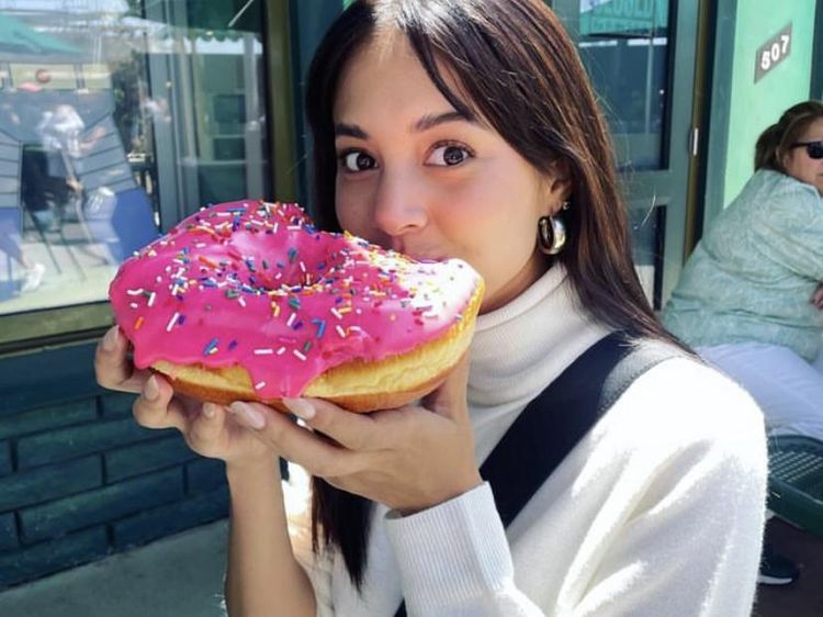 Cantiknya Aurelie Moremans Saat Ngemil Donat dan Cicip Ulat Sagu di Papua