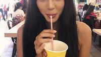 Makan hidangan nasi hotplate, Aurelie pasang pose menggemaskan dengan hiasan di kepalanya. Foto: Pool/Site