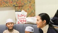Berbagi dengan anak-anak dari panti asuhan, Aurelie ajak anak-anak itu makan bersama di restoran. Foto: Pool/Site