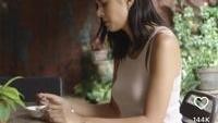 Makan siang di restoran nuansa alam dengan konsep terbuka jadi salah satu tempat makan favorit Aurelie. Foto: Pool/Site