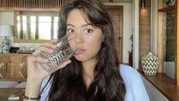 Agar tetap sehat, Aurelie selalu rajin minum air putih. Aktris ini juga punya sebutan “baby face” karena wajahnya yang imut. Foto: Pool/Site