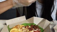 Terakhir ini momen Aurelie santap nasi rames dengan aneka lauk, sambal dan keripik kentang yang membuatnya ketagihan.  Foto: Pool/Site