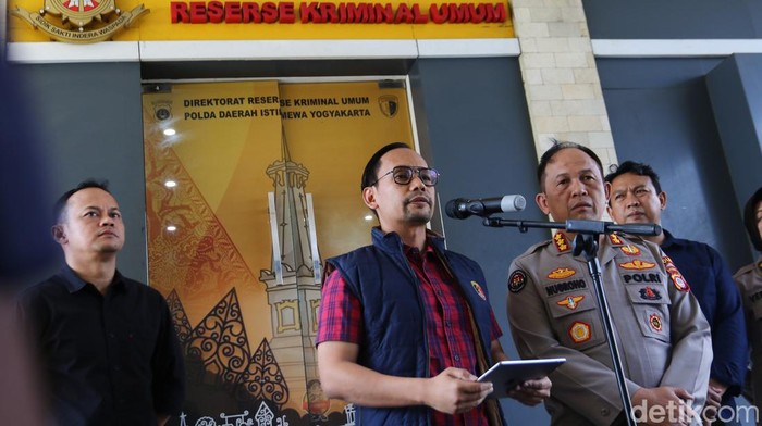 Dirreskrimum Polda DIY Kombes FX Endriadi saat memberikan keterangan kasus perampokan petugas Damkar Sleman di Mapolda DIY, Sabtu (21/9/2024).