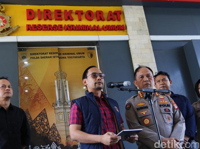Dirreskrimum Polda DIY Kombes FX Endriadi saat memberikan keterangan kasus perampokan petugas Damkar Sleman di Mapolda DIY, Sabtu (21/9/2024).