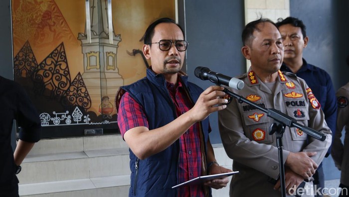 Dirreskrimum Polda DIY Kombes FX Endriadi saat memberikan keterangan kasus perampokan petugas Damkar Sleman di Mapolda DIY, Sabtu (21/9/2024).
