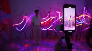Instalasi Seni Futuristik di Ganara Art Space, The Grand Outlet, East Jakarta - Karawang, memanfaatkan teknologi dengan mengangkat tema seperti What Do You See Outside?, “What Do You See In Yourself?” dan “What Do People See In You?”. Melalui tema ini, pengunjung diajak untuk merenungkan kembali identitas diri dan cara pandang terhadap dunia. Instalasi ini dirancang untuk memberikan pengalaman seni yang tidak hanya unik, tetapi juga imersif dan mendalam.