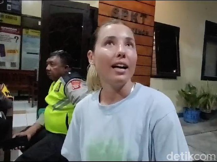 Ella Champion (23) WNA asal Australia saat ditemui wartawan di Mapolsek Temon, Kulon Progo, Jumat (20/9/2024) malam.