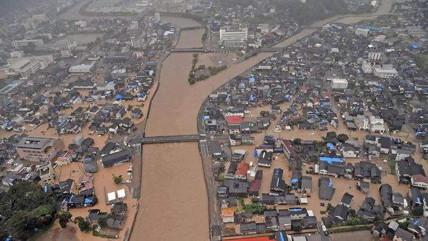 Foto udara menujukkan kendaraan dan rumah yang terendam akibat hujan deras di kota Wajima, Prefektur Ishikawa, Jepang, Minggu (21/9/2024). (via REUTERS/KYODO)