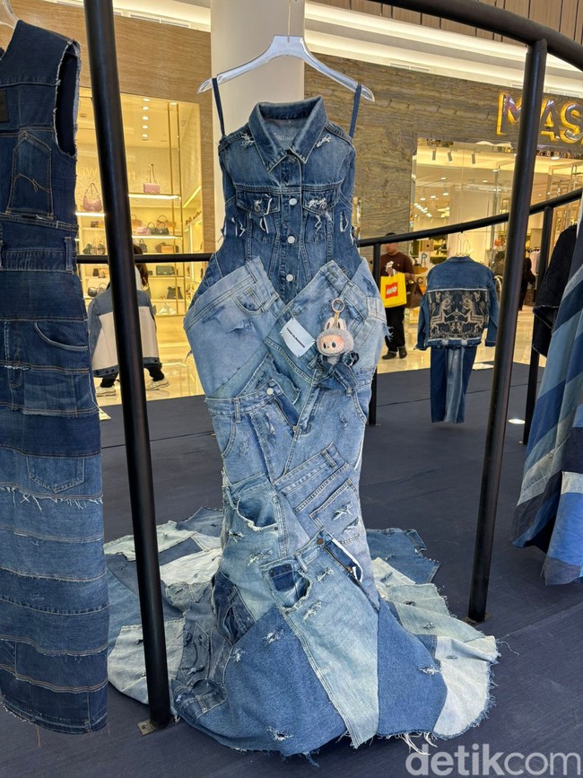 Salah satunya karya Ivan Gunawan yang cukup mencuri atensi. Memilih merancang sebuah dress panjang dengan buntut di bagian belakangnya, dress rancangan Ivan itu terbuat dari daur ulang celana jeans bekas yang dikumpulkan dari toko baju bekas. Uniknya pria yang akrab disapa Igun itu menambahkan gantungan yang tengah viral berbentuk boneka Labubu. Foto: Vina Oktiani/Wolipop
