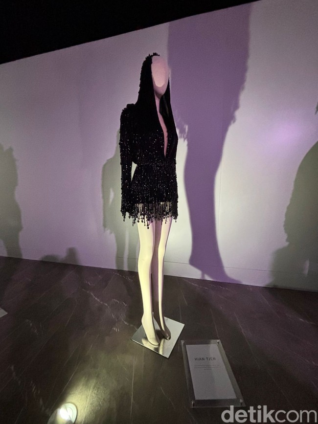 Mini dress hoodie lengan panjang yang satu ini merupakan karya dari desainer Hian Tjen. Berkolaborasi dengan merek kopi lokal N.O.D, dress cantik berwarna hitam itu terbuat dari payet yang berasal dari limbah kopi. Foto: Vina Oktiani/Wolipop