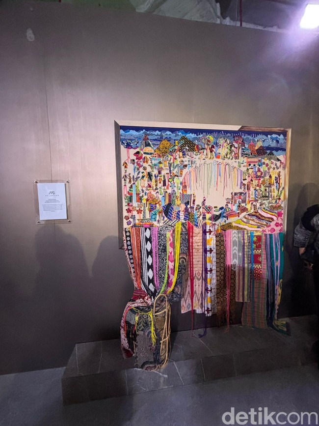 Mel Ahyar memilih memamerkan instalasi lukisan yang menceritakan alur pembuatan wastra dari benang sampai di-recycle. Lukisan tersebut dibuat menggunakan sisa-sisa kain koleksi Archipelago. Foto: Vina Oktiani/Wolipop