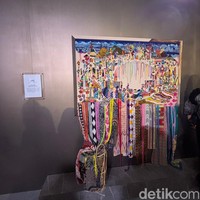 Mel Ahyar memilih memamerkan instalasi lukisan yang menceritakan alur pembuatan wastra dari benang sampai di-recycle. Lukisan tersebut dibuat menggunakan sisa-sisa kain koleksi Archipelago. Foto: Vina Oktiani/Wolipop