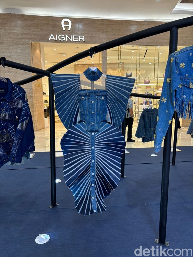 Tak kalah unik, Sebastian Gunawan memilih merancang dress yang terinspirasi dari hubungan kupu-kupu dan bunga yang dapat disebut sebagai salah satu bentuk simbiosis mutualisme. Sesuai dengan tema ‘sustainability’ dress tersebut juga terbuat dari bahan-bahan jeans bekas yang sudah tak terpakai. Foto: Vina Oktiani/Wolipop