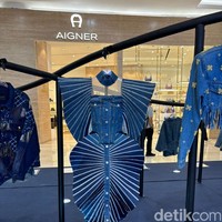 Tak kalah unik, Sebastian Gunawan memilih merancang dress yang terinspirasi dari hubungan kupu-kupu dan bunga yang dapat disebut sebagai salah satu bentuk simbiosis mutualisme. Sesuai dengan tema ‘sustainability’ dress tersebut juga terbuat dari bahan-bahan jeans bekas yang sudah tak terpakai. Foto: Vina Oktiani/Wolipop