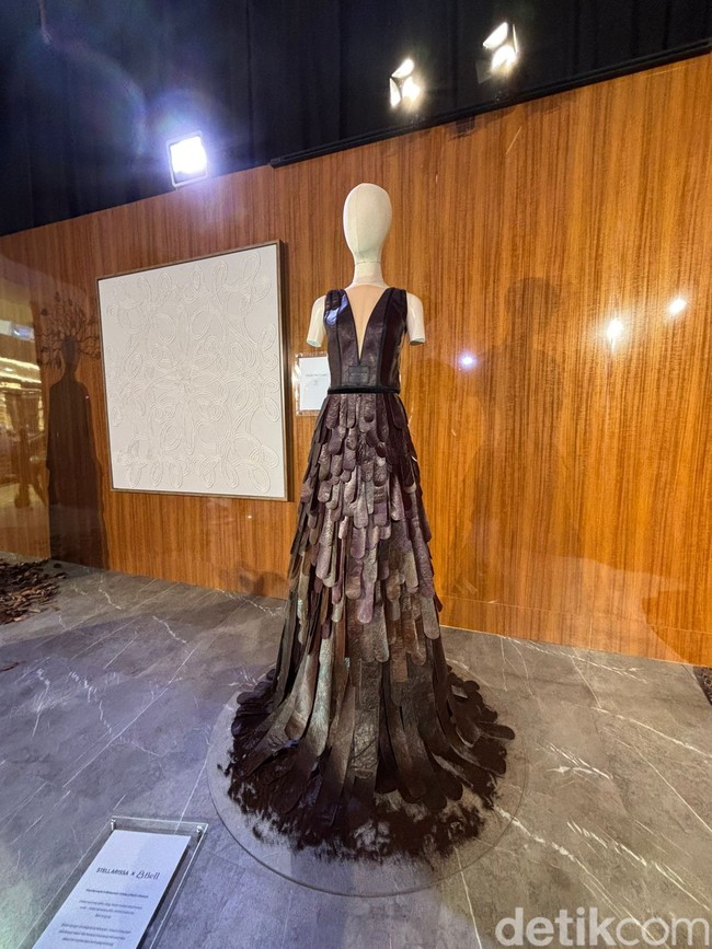 Tak hanya menggunakan bahan-bahan jeans bekas, 24 desainer tersebut juga memamerkan karya mereka menggunakan tiga macam limbah fashion, ‘air, water, and earth’ (udara, air, dan bumi). Seperti karya kolaborasi dari STELARRISSA Studio dan Bell Living Lab. Menggunakan limbah kopi yang didaur ulang, desainer tersebut merancang sebuah gaun cantik yang tak berlengan. Foto: Vina Oktiani/Wolipop