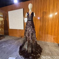 Tak hanya menggunakan bahan-bahan jeans bekas, 24 desainer tersebut juga memamerkan karya mereka menggunakan tiga macam limbah fashion, ‘air, water, and earth’ (udara, air, dan bumi). Seperti karya kolaborasi dari STELARRISSA Studio dan Bell Living Lab. Menggunakan limbah kopi yang didaur ulang, desainer tersebut merancang sebuah gaun cantik yang tak berlengan. Foto: Vina Oktiani/Wolipop