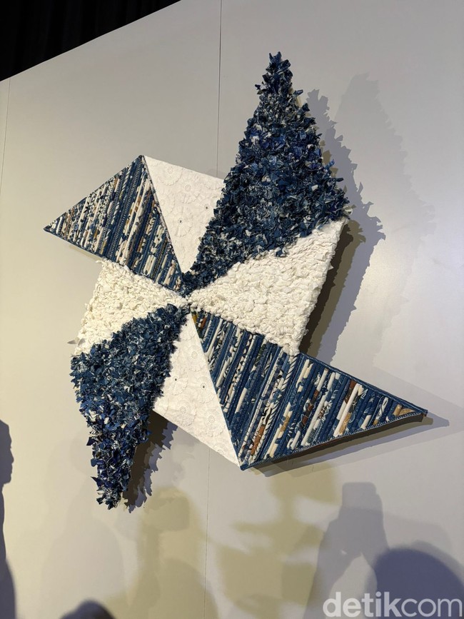 Tak membatasi dengan hanya pakaian, Wilsen Willim memilih membuat instalasi bentuk kincir angin. Berkolaborasi dengan perupa kontemporer Janet Jane dari Fiber Motel, instalasi tersebut terbuat dari berbagai material perca penerapan zero waste production. Foto: Vina Oktiani/Wolipop