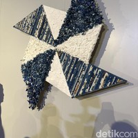 Tak membatasi dengan hanya pakaian, Wilsen Willim memilih membuat instalasi bentuk kincir angin. Berkolaborasi dengan perupa kontemporer Janet Jane dari Fiber Motel, instalasi tersebut terbuat dari berbagai material perca penerapan zero waste production. Foto: Vina Oktiani/Wolipop