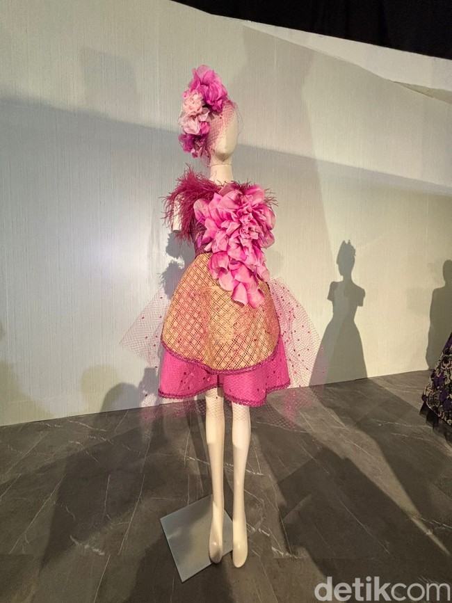 Dress cantik pink yang satu ini merupakan karya desainer Eddy Betty. Terbuat dari material jerami ramah lingkungan dan menyerap karbon, dress tersebut tampak menawan dengan tambahan aksen berbentuk bunga. Foto: Vina Oktiani/Wolipop
